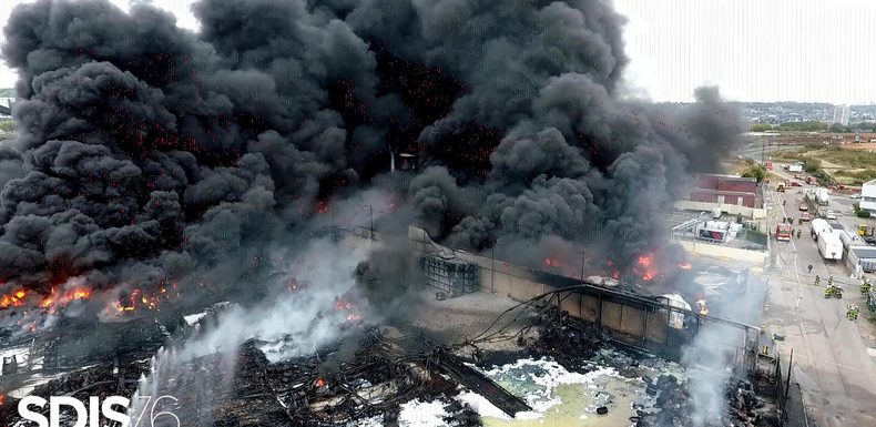 Odeur, nausées, vomissements : à Rouen, le feu est éteint mais l’inquiétude persiste