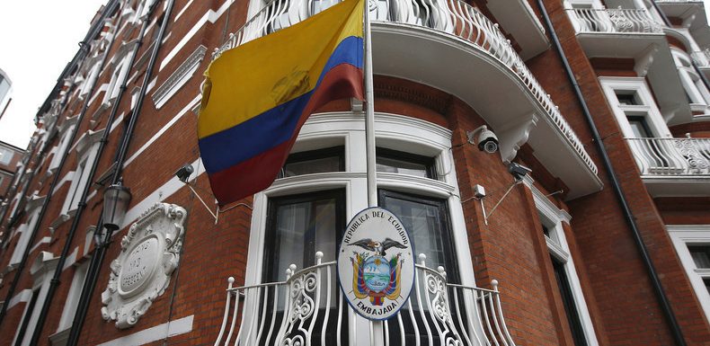 Micros cachés, retransmissions en direct : une société espagnole aurait espionné Assange pour la CIA