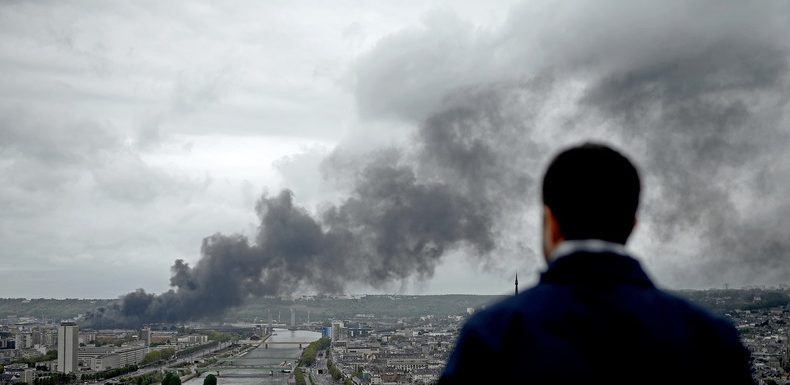 Visage couvert, mouchoir noirci, discours télévisés… L’opposition commente l’incendie de Rouen
