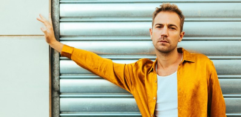 Thibaut Pez, le journaliste politique reconverti en chanteur pop romantique