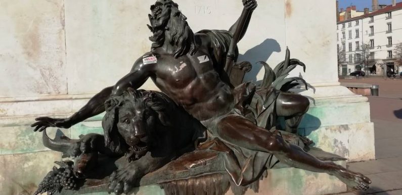 VIDEO. Lyon : Les deux statues situées au pied du cheval vont définitivement quitter la place Bellecour