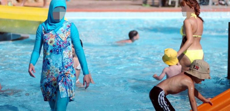 Des militantes se baignent en burkini et provoquent la fermeture d’une piscine à Paris