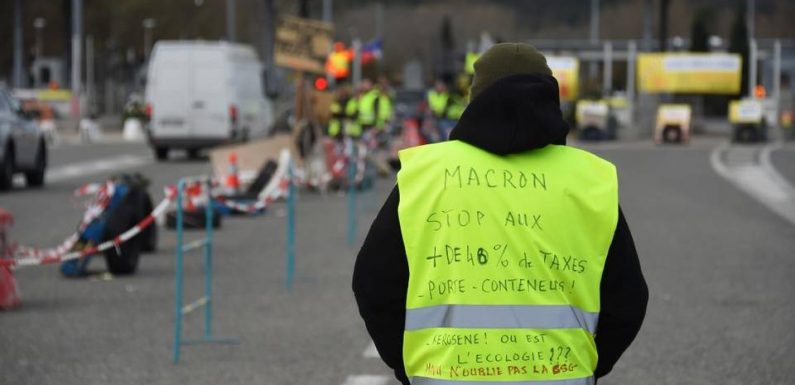 Un homme a-t-il écopé d’une amende de 135 euros parce qu’il transportait un « gilet jaune » dans son sac ?