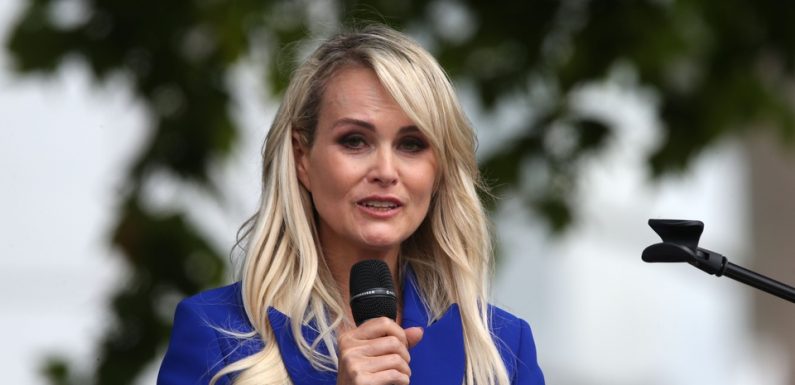 Laeticia Hallyday de retour en France pour la promo des Vieilles Canailles