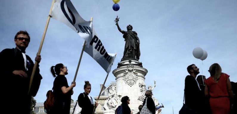 Les infos immanquables du jour : Isabelle Balkany de retour à Levallois, plainte contre Le Drian, et flambée du pétrole