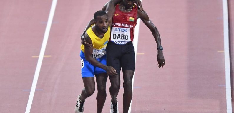 Mondiaux d’athlétisme : Epuisé, un coureur du 5.000 mètres finit sa course soutenu par un concurrent