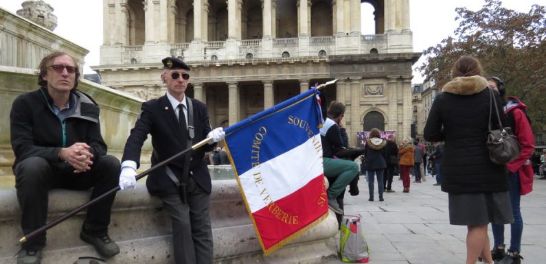 VIDEO. Hommage à Jacques Chirac : A Saint-Sulpice, « je voulais soutenir le président avec le drapeau français »