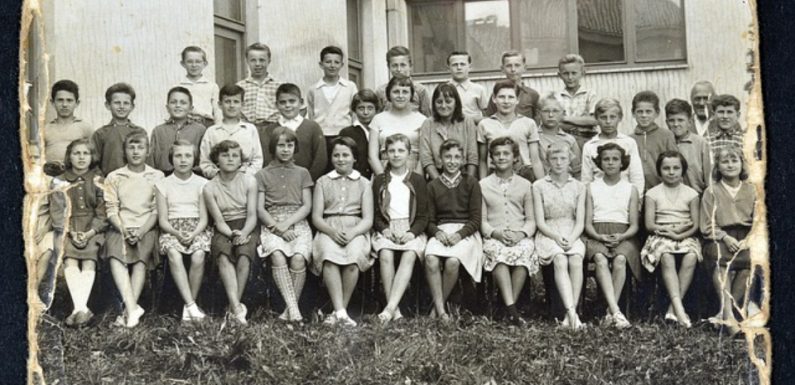 Un premier amour, les copains… Quels souvenirs vous évoquent vos photos de classe ?