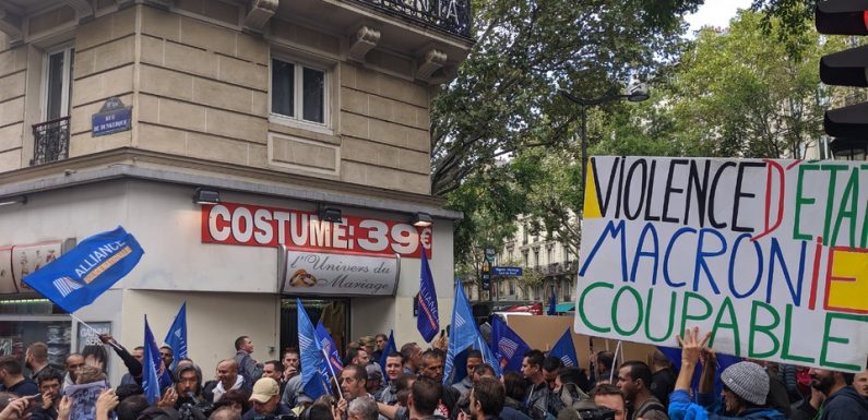 Paris : Une centaine de policiers manifestent près du siège de la France Insoumise