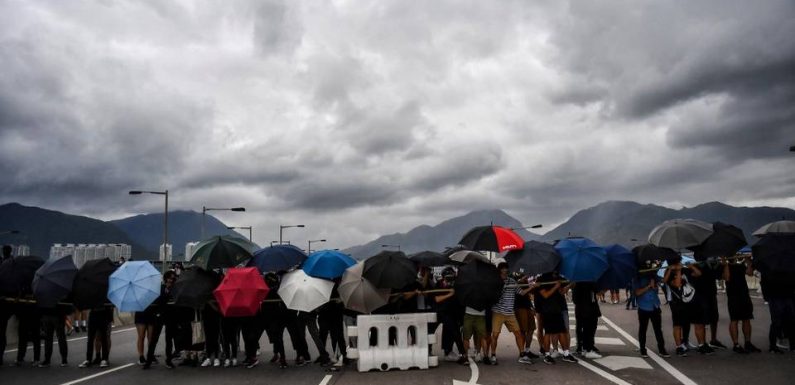 Crise à Hong Kong : Les manifestants prodémocratie bloquent les accès à l’aéroport