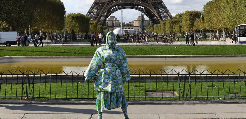 Fashion Week de Paris : La rappeuse Cardi B affiche une tenue improbable pour passer incognito