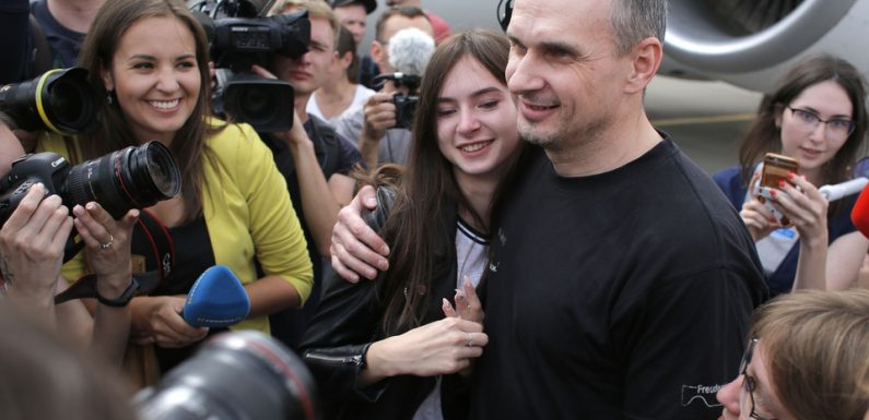 VIDEO. La Russie et l’Ukraine échangent une soixantaine de prisonniers, dont le cinéaste Oleg Sentsov