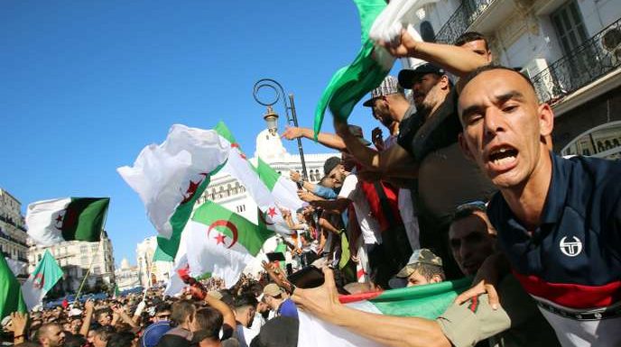 Des dizaines de milliers d’Algériens dans la rue contre un « système qui cherche à se maintenir par la fraude »