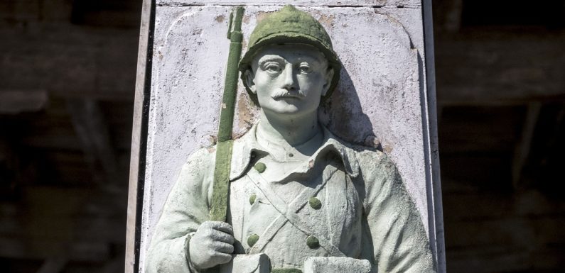 À partir d’une plaque achetée dans une brocante, il retrouve les descendants d’un Poilu