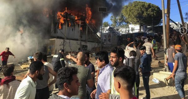 Grèce : des migrants mettent le feu à leur camp sur l’île de Lesbos, au moins un mort