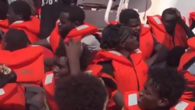 Italie : le navire d’une ONG allemande, transportant une centaine de migrants, accoste de force