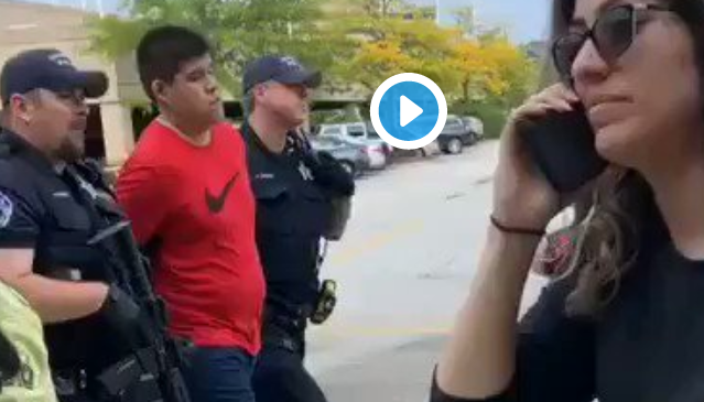 États-Unis : il fonce dans un centre commercial au volant de son véhicule, près de Chicago