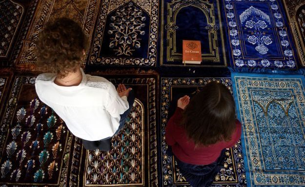 Deux femmes imames dirigent une prière, cérémonie inédite en France
