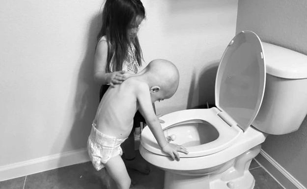 La photo d’une fillette réconfortant son frère atteint d’un cancer émeut les internautes