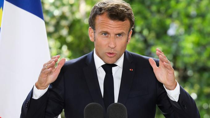 Immigration: Emmanuel Macron change de registre