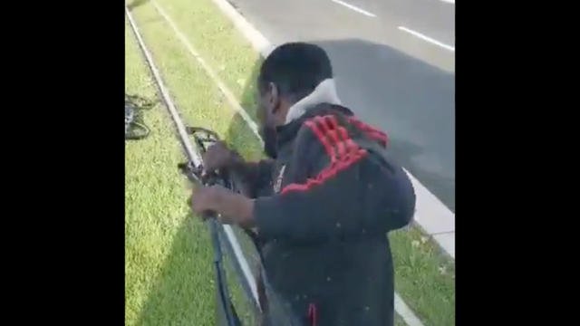 Vidéo : à vélo, il arrête un tramway et lui tord les essuie-glaces