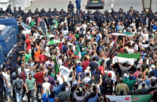 Des milliers de manifestants à Alger malgré un gros déploiement policier
