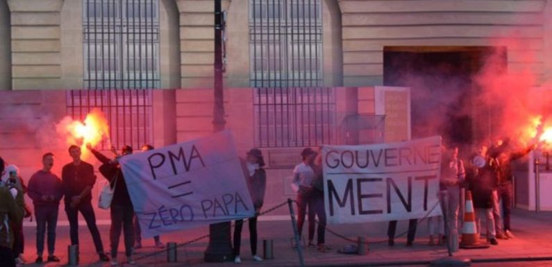Des Parisiens devant le ministère de la justice