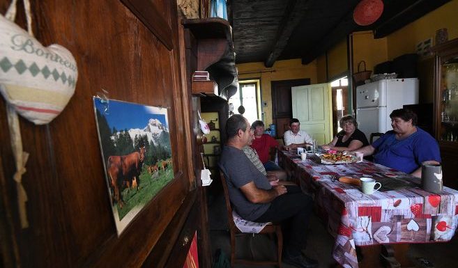 Corrèze : un groupe de paysans sur scène pour remédier à l’isolement du monde agricole
