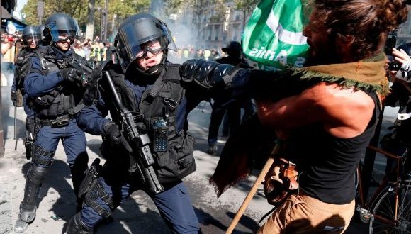 Gilets jaunes protesters return to Paris streets