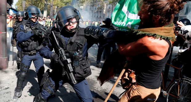 Gilets jaunes protesters return to Paris streets
