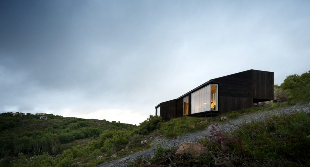Sublime chalet situé sur la colline d’une île norvégienne isolée par Kappland Arkitekter