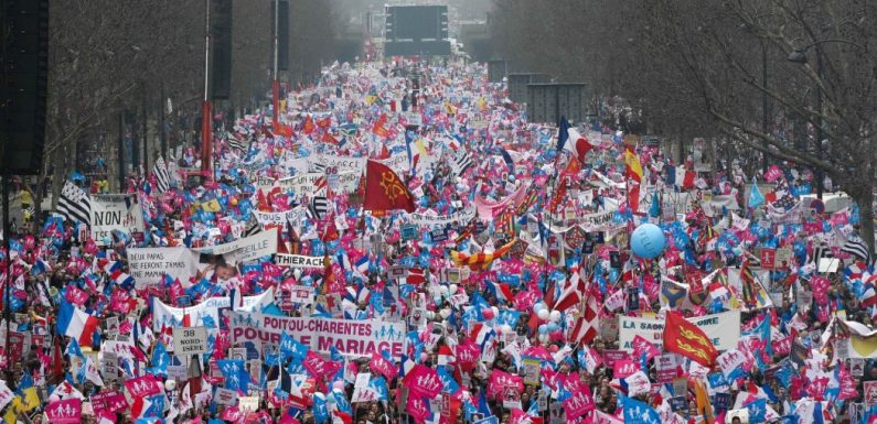 Nous avons le devoir de nous lever et de crier. Ne demandons pas le laisser passer des autorités. Ne comptons pas sur la recommandation des prélats