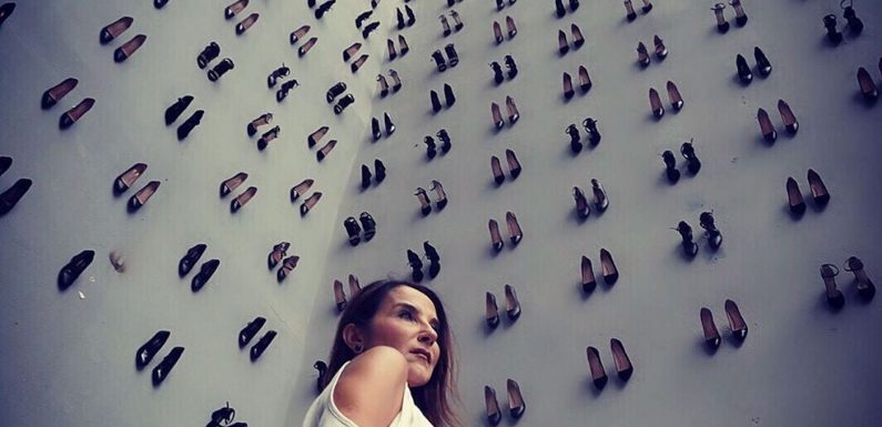 En Turquie, il recouvre un immeuble de 440 paires de chaussures pour mettre en lumière les féminicides