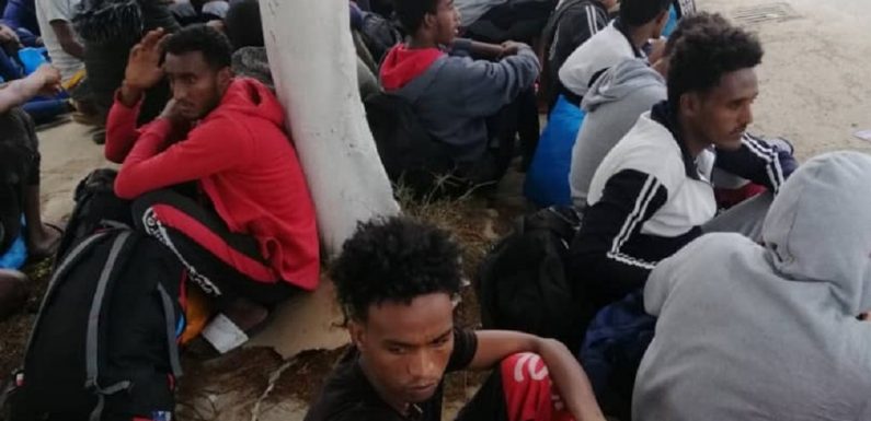 Des centaines de migrants abandonnés à leur sort devant le centre du HCR à Tripoli