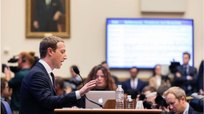 Mark Zuckerberg, le fondateur de Facebook, accusé de ‘favoriser la désinformation’