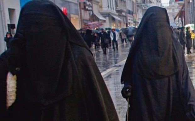 Pays-Bas : début de l’interdiction de la burqa dans les espaces publics (MàJ : un «renforcement de l’islamophobie» pour une rapporteuse de l’ONU)