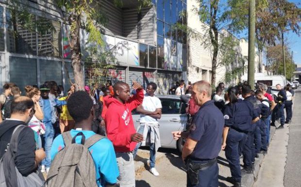 Marseille : sans solution d’hébergement, 150 mineurs isolés manifestent