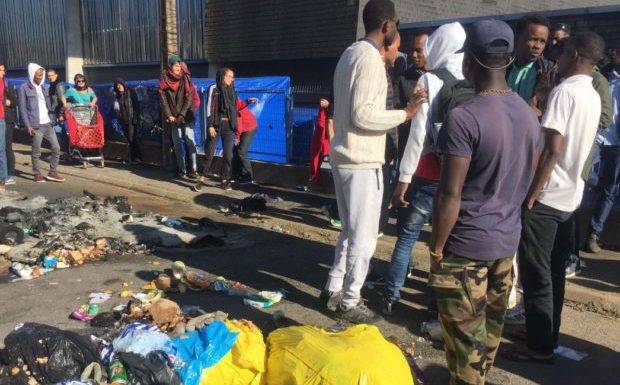 Nantes : Affrontements entre la police et des migrants après la mort d’un tchadien. « Ses compagnons d’infortune se sont opposés à l’enlèvement du corps afin de respecter les rituels ethniques. »