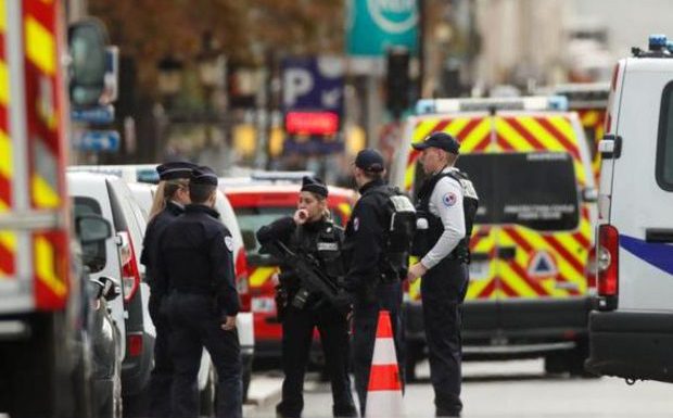 4 policiers tués à Paris : l’assaillant aurait crié « Allah Akbar ! » la nuit précédente, selon le témoignage d’un voisin, policier lui aussi