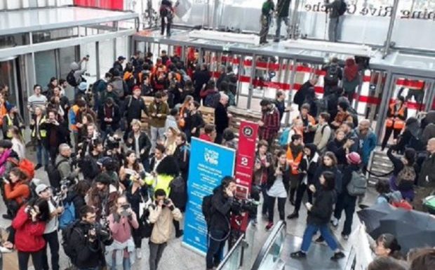Paris : des militants pour le climat et des «gilets jaunes» occupent le centre commercial Italie 2