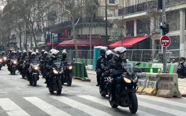 Gilet jaune et policier, le capitaine accusé d’outrage assume les deux à son procès