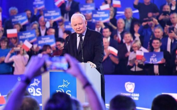 Pologne : la droite anti-immigration du PiS remporte largement les élections législatives et conserverait la majorité absolue