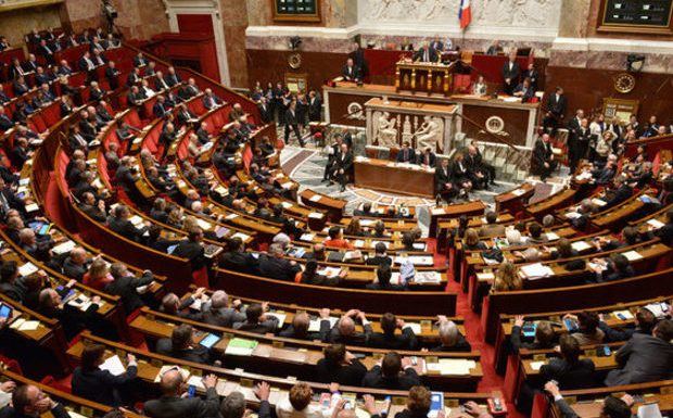 En 2000, un prêtre et une religieuse avaient dû retirer leur croix et leur voile pour s’asseoir dans l’hémicycle de l’Assemblée Nationale