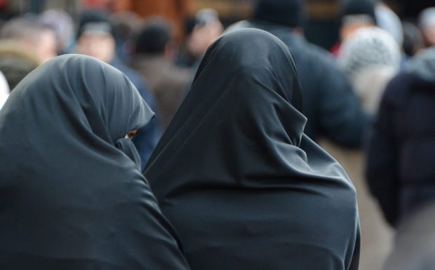 Christine Clerc : le hijab est «un emblème de guerre contre notre civilisation et notre peuple»