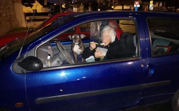 Chelles (77) : Monique, 81 ans, vit dans sa voiture avec son chien, des habitants se mobilisent pour l’aider