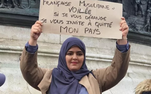 Port du voile musulman : « Une nouvelle loi s’appliquerait avec difficultés » estime Gérard Collomb