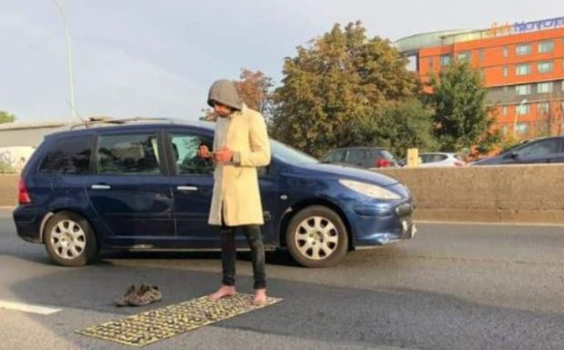 Paris : il installe son tapis de prière en pleine circulation, Porte de la Chapelle