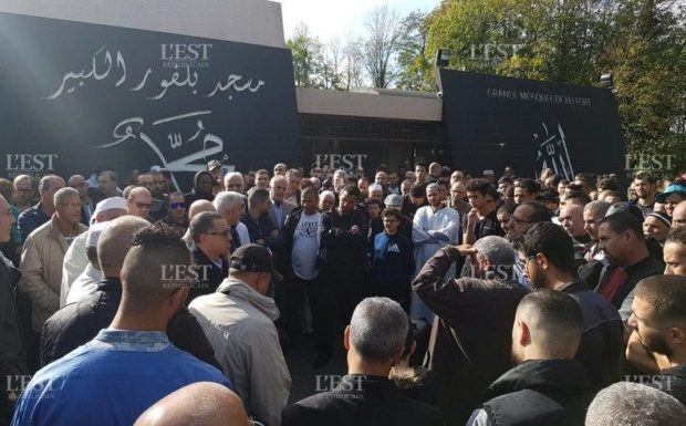 Belfort : 200 musulmans se rassemblent devant la Grande mosquée pour soutenir Fatima E., la voilée du Conseil régional de Bourgogne