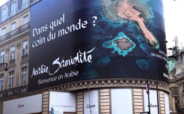 RSF porte plainte contre une affiche géante à Paris vantant les charmes de l’Arabie saoudite