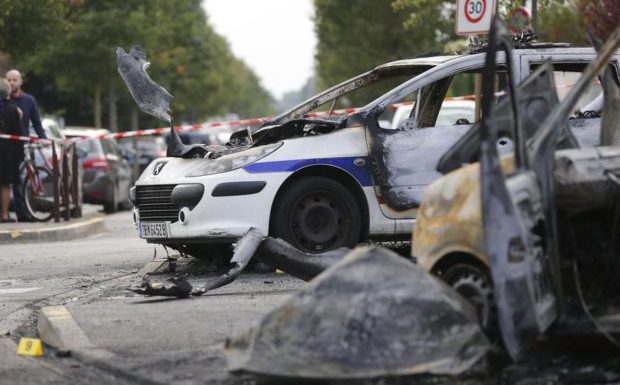 Ils avaient brûlé vif des policiers à Viry-Chatillon (91) : à leur procès les accusés insultent la police, sourient, retirent leurs chaussures pour être plus à l’aise…